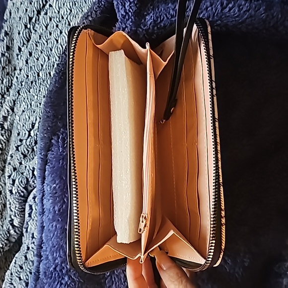 NWOT Women's Wallet zipper - Picture 4 of 5